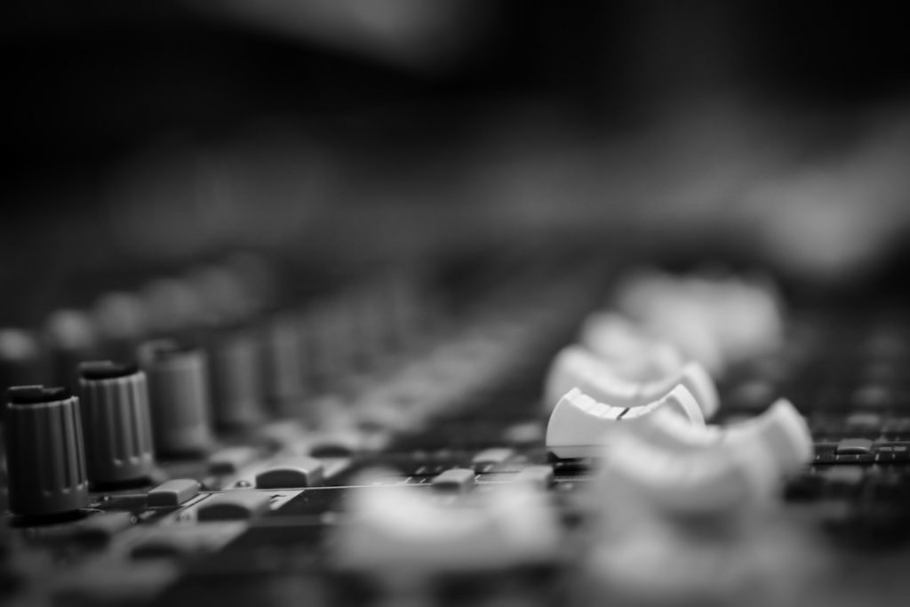 Studio d'enregistrement musical avec console et matériel de production. Photo : Leo Wieling / Unsplash.
